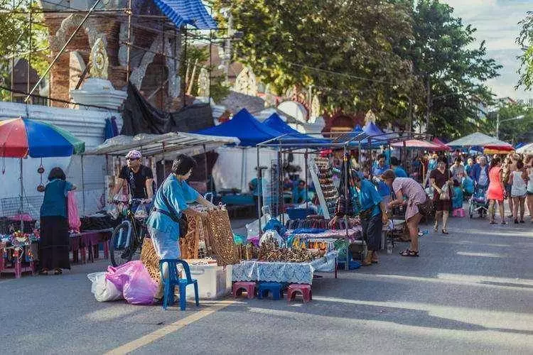 陪母親出門散步,母親突然撿起石頭砸向一輛豪車,我被嚇壞了,車主卻對母親感激不盡