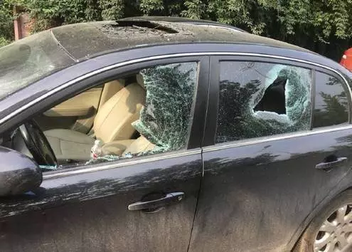 陪母親出門散步,母親突然撿起石頭砸向一輛豪車,我被嚇壞了,車主卻對母親感激不盡