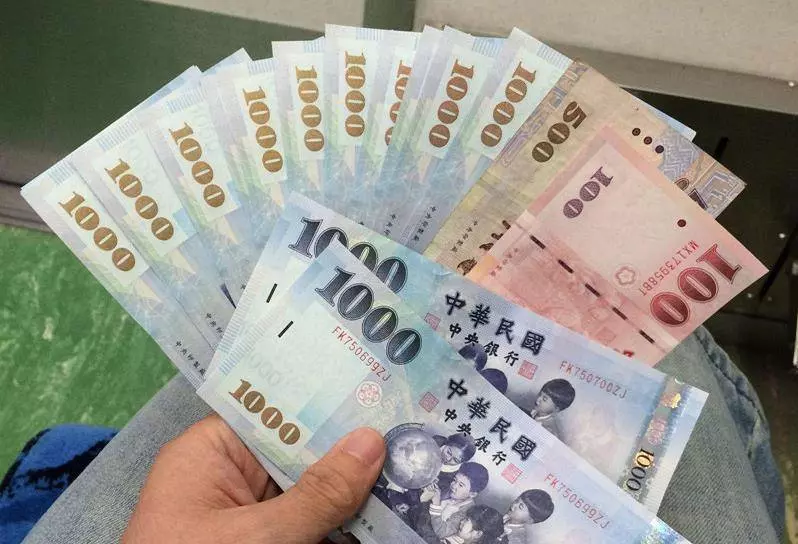 陪母親出門散步,母親突然撿起石頭砸向一輛豪車,我被嚇壞了,車主卻對母親感激不盡