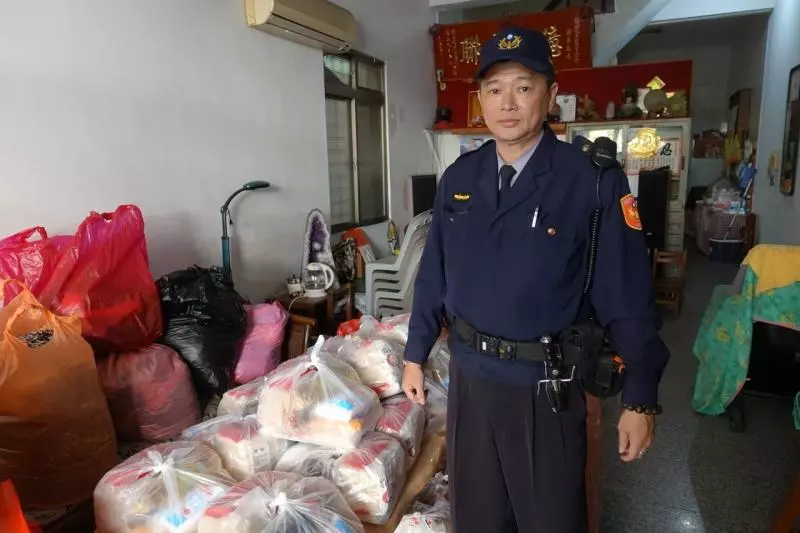 「天使化身」的員警到處行善~許多人都因為他的幫助而「活了下來」!超有「愛」!