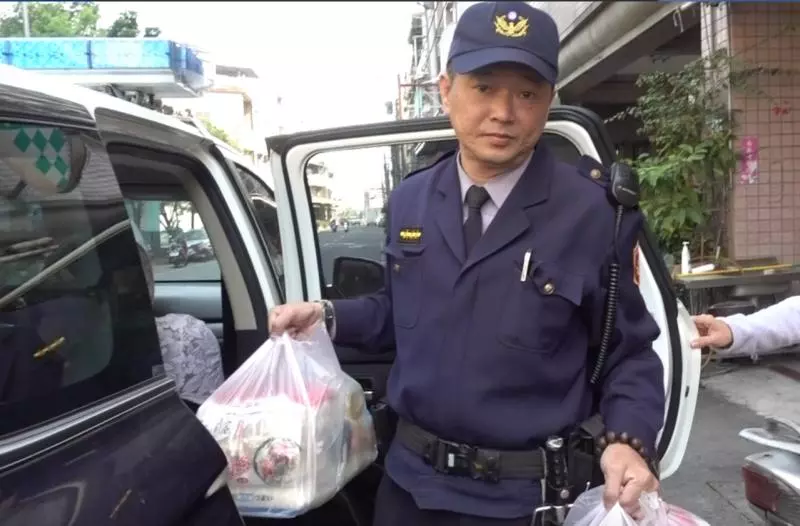 「天使化身」的員警到處行善~許多人都因為他的幫助而「活了下來」!超有「愛」!