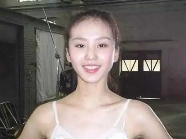 劉詩詩說上學時無人敢追,昔日畢業照流出,網友:是我我也不敢追!