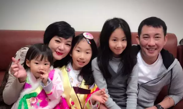 屈中恆結婚16年「月花30萬」養4女兒!他突發奇想「拼第五胎男孩」老婆只回六字!