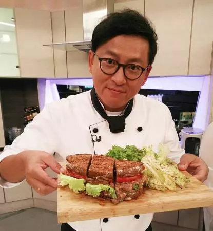 13年交情!詹姆士「餐廳一個月倒三間」急調頭寸,曾國城不金援「突然帶一群人上門」暖哭網友