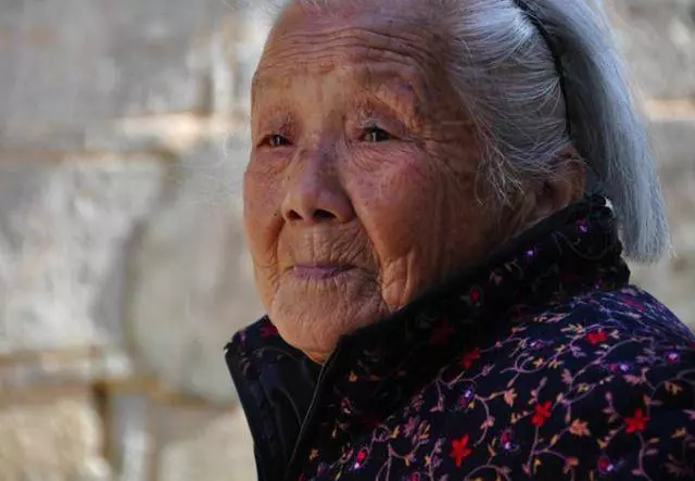 52歲孤寡老人撿個棄嬰,十八年後女孩高考,家門口來了一排警車!