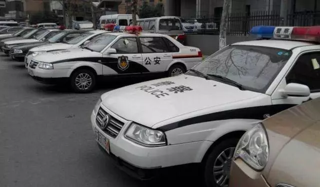 52歲孤寡老人撿個棄嬰,十八年後女孩高考,家門口來了一排警車!