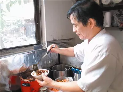 行善9年!阿興滷肉飯「過年免費送待用餐」助弱勢 老闆哽咽曝「我也是餓過來的」辛酸故事惹哭人