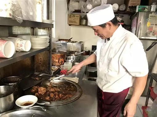 行善9年!阿興滷肉飯「過年免費送待用餐」助弱勢 老闆哽咽曝「我也是餓過來的」辛酸故事惹哭人
