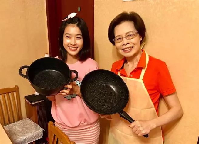 狠拒絕求婚!小嫻笑喊「發出2張好人卡」絕不閃嫁 過年送父母「紅包厚到握不住」連親戚都有份