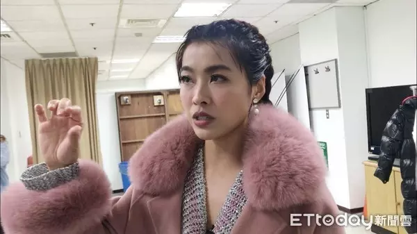 狠拒絕求婚!小嫻笑喊「發出2張好人卡」絕不閃嫁 過年送父母「紅包厚到握不住」連親戚都有份