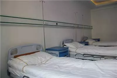 女兒剛病逝半年,女婿就另娶他人,看到新娘,我忍不住一把抱懷裡