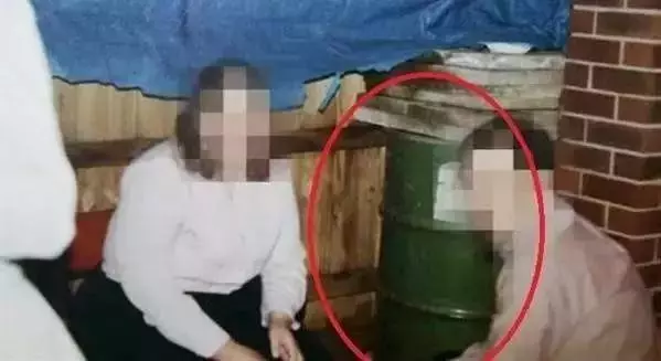 妻子與人私奔,他守著一個「鐵桶」整整23年!然而某天家人偷偷瞞著他打開一看,家人當場暈倒!