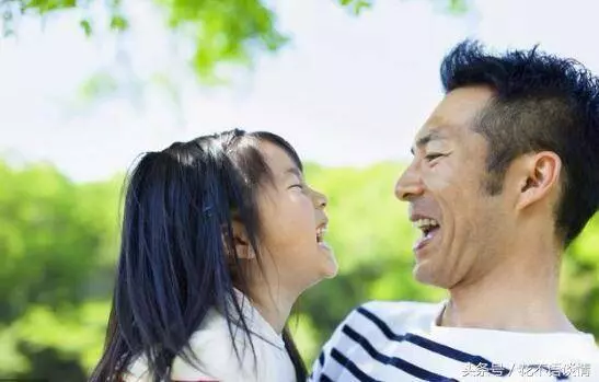 我剛生下雙胞胎兒子,老公高興的親了親雙兒子,轉身和我提出離婚