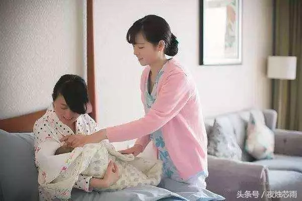 女子生龍鳳胎,婆婆卻直罵廢物,她委屈回娘家訴苦,推開門,蒙住