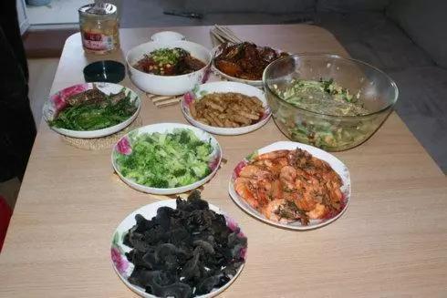 接來我媽後老婆總肚子疼, 以為我媽做了什麼, 直到我喝了老婆的湯