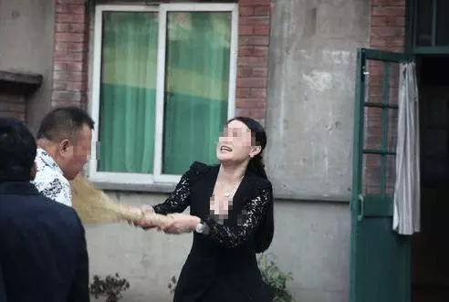 我弟來我家借住,弟媳非要跟我老婆睡,半夜經過她們房間我傻了