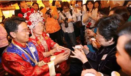 帶五歲女兒改嫁,婚禮上前夫拿手機給我看,看後我當場帶女兒逃婚