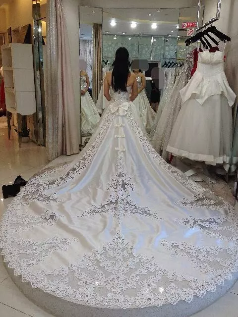 帶五歲女兒改嫁,婚禮上前夫拿手機給我看,看後我當場帶女兒逃婚