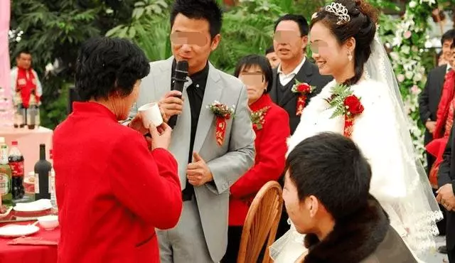 我嫁個有錢佬,酒席的剩菜婆家人全打包,我嫌丟人先溜,回家傻了
