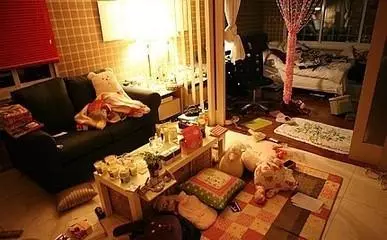 小叔子與弟媳來家裡借住,就因為我多看了一眼竟變得無家可歸