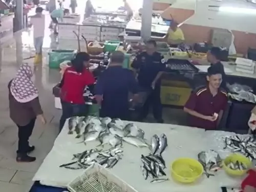執法官員發狂砸爛小販攤位,同僚袖手旁觀不阻止!民眾怒:有點權利就可以無法無天?