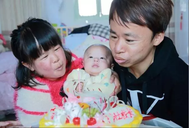 這對「侏儒夫婦」選擇懷孕生子,沒想到兒子卻長成「這幅模樣」......然而他們卻很幸福!!