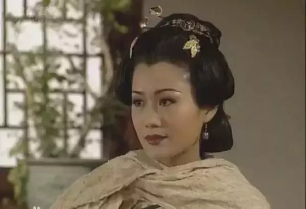還記得她嗎?她曾是被TVB力捧的古典美人,婚後被曝出軌,如今面部僵硬變網紅?