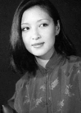 因便秘離婚,被前夫侮辱半輩子,患上抑鬱症,如今64歲堅持不婚!