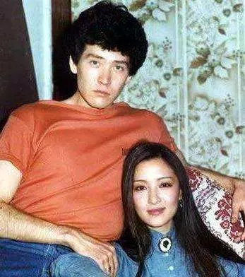 因便秘離婚,被前夫侮辱半輩子,患上抑鬱症,如今64歲堅持不婚!
