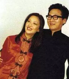 因便秘離婚,被前夫侮辱半輩子,患上抑鬱症,如今64歲堅持不婚!