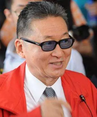 因便秘離婚,被前夫侮辱半輩子,患上抑鬱症,如今64歲堅持不婚!
