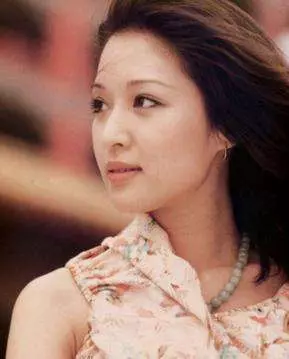 因便秘離婚,被前夫侮辱半輩子,患上抑鬱症,如今64歲堅持不婚!