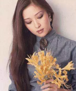 因便秘離婚,被前夫侮辱半輩子,患上抑鬱症,如今64歲堅持不婚!