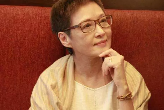 因便秘離婚,被前夫侮辱半輩子,患上抑鬱症,如今64歲堅持不婚!
