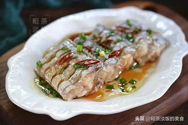 帶魚蒸好後,再多加這一步,更香更好吃,上桌不一會功夫就吃光