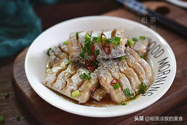 帶魚蒸好後,再多加這一步,更香更好吃,上桌不一會功夫就吃光