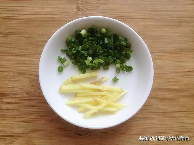 帶魚蒸好後,再多加這一步,更香更好吃,上桌不一會功夫就吃光