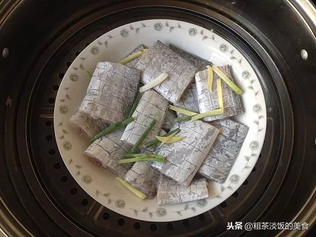 帶魚蒸好後,再多加這一步,更香更好吃,上桌不一會功夫就吃光