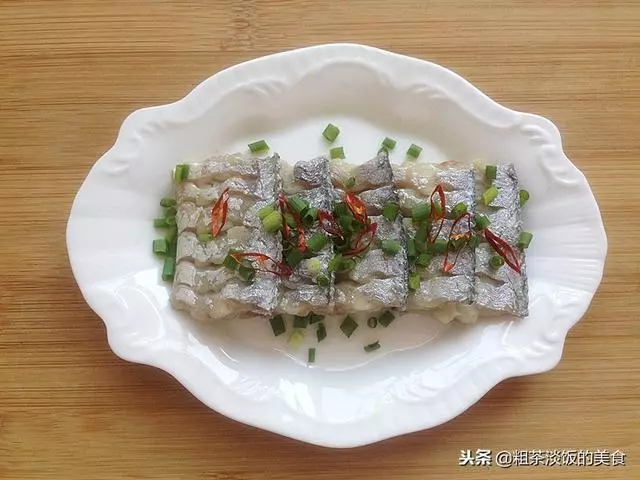 帶魚蒸好後,再多加這一步,更香更好吃,上桌不一會功夫就吃光