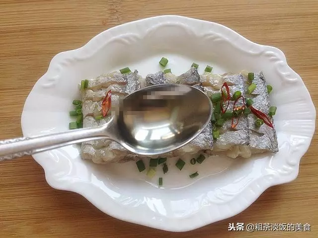 帶魚蒸好後,再多加這一步,更香更好吃,上桌不一會功夫就吃光