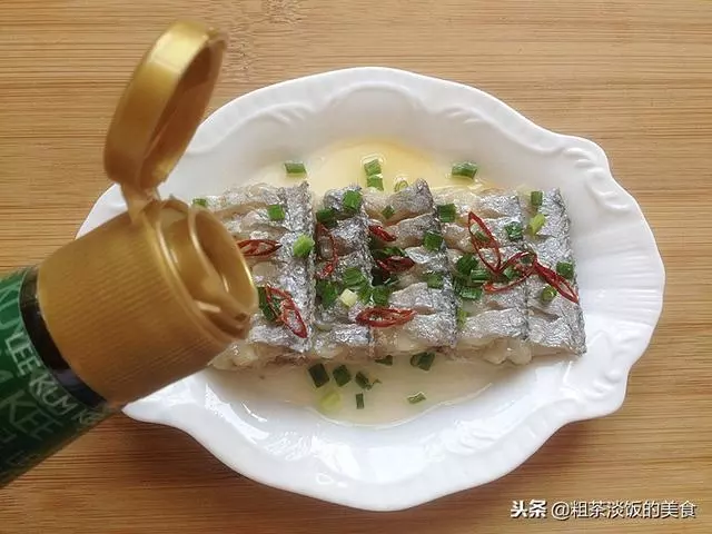 帶魚蒸好後,再多加這一步,更香更好吃,上桌不一會功夫就吃光