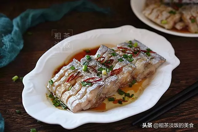 帶魚蒸好後,再多加這一步,更香更好吃,上桌不一會功夫就吃光