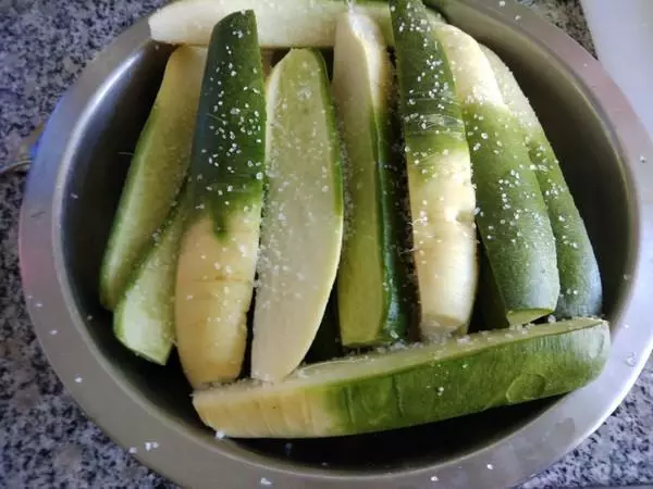 腌蘿蔔,萬萬別用白糖和米醋了,加這,蘿蔔脆爽可口,放半年不壞
