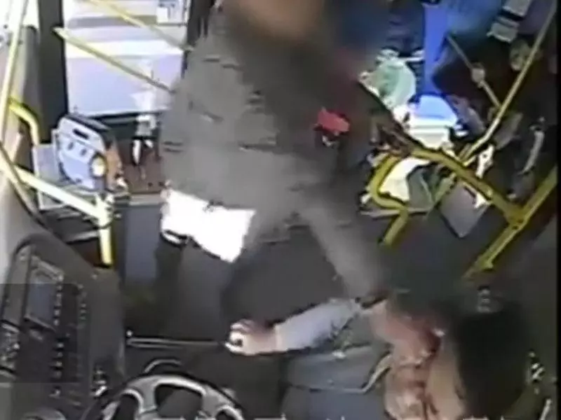 玩手機坐過站 男子竟搶司機眼鏡逼其停車