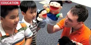 本以為是「棒打鴛鴦」的愛情故事,結果一個美國騙子騙翻了整個新加坡!