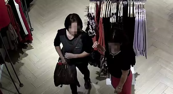 三個auntie互相合作,大膽行為讓人咋舌,網友:不是第一次了!