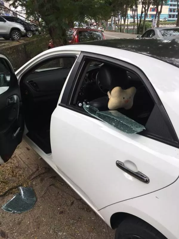 新加坡網友駕車到新山,途中換馬幣之後,車子就變成了這樣!