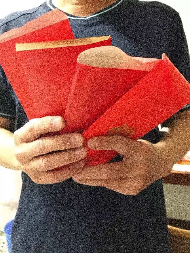 超厚一疊!老爸突然遞紅包一開「滿滿都是藍色」 女大生樂歪「下一秒神展開」網笑瘋:老爸太會