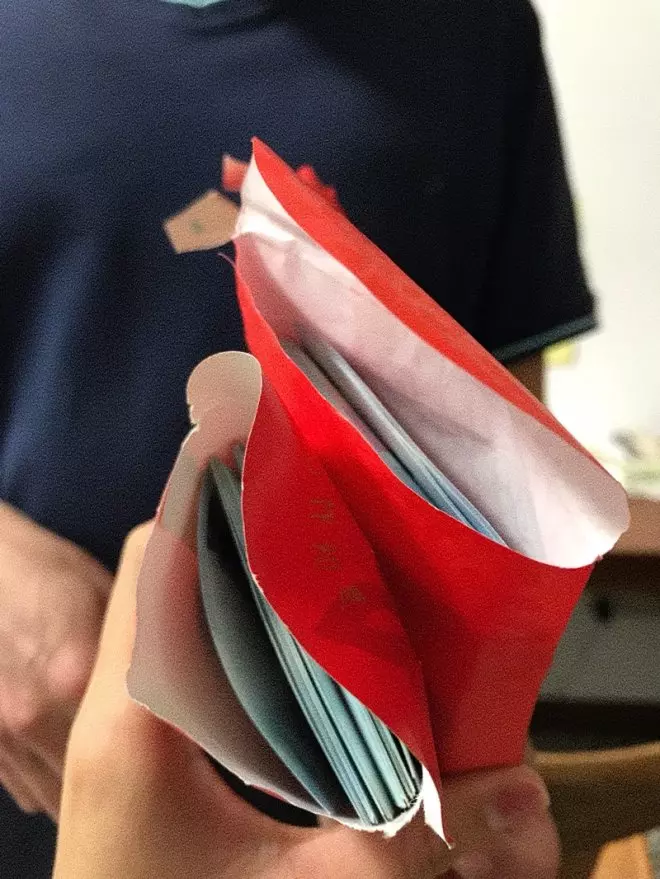 超厚一疊!老爸突然遞紅包一開「滿滿都是藍色」 女大生樂歪「下一秒神展開」網笑瘋:老爸太會
