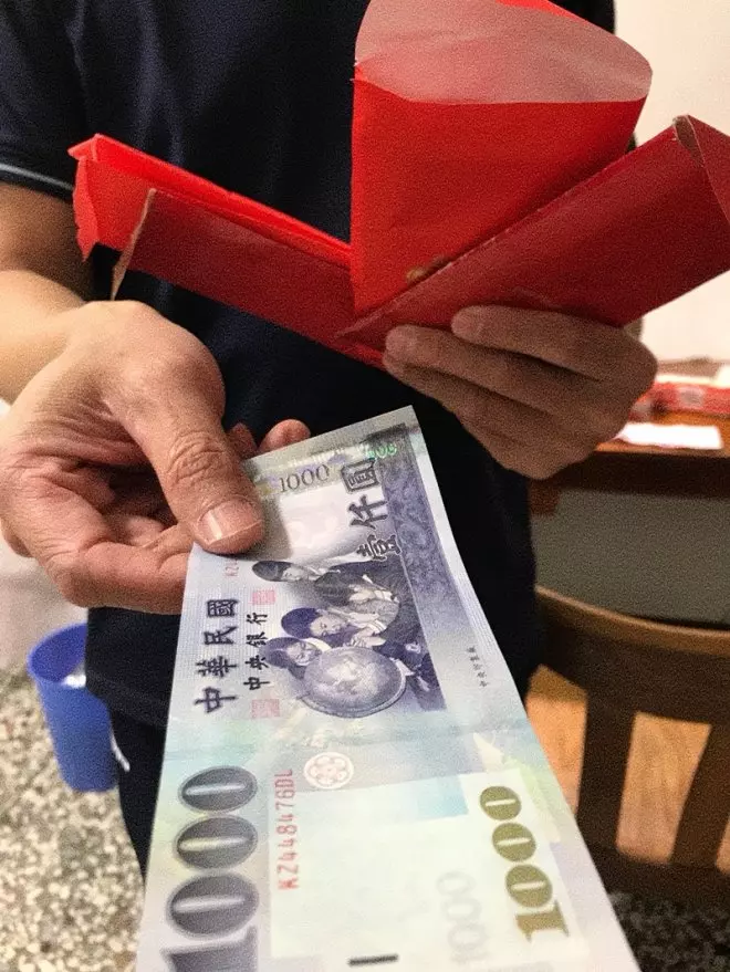 超厚一疊!老爸突然遞紅包一開「滿滿都是藍色」 女大生樂歪「下一秒神展開」網笑瘋:老爸太會
